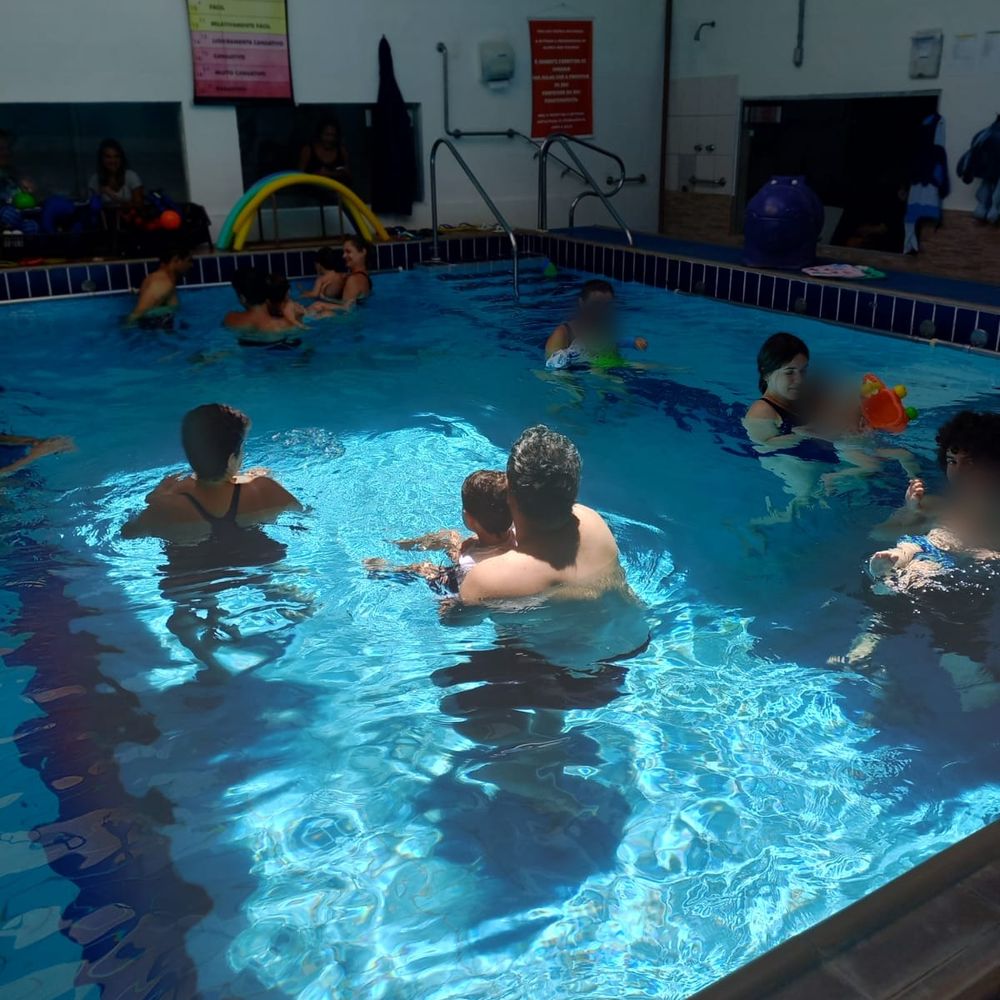 Aula na piscina da Saga, com professores e alunos na água