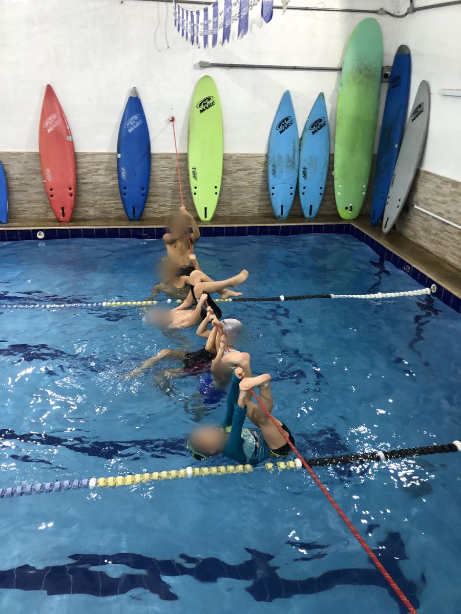 Alunos fazendo exercício na piscina durante a aula