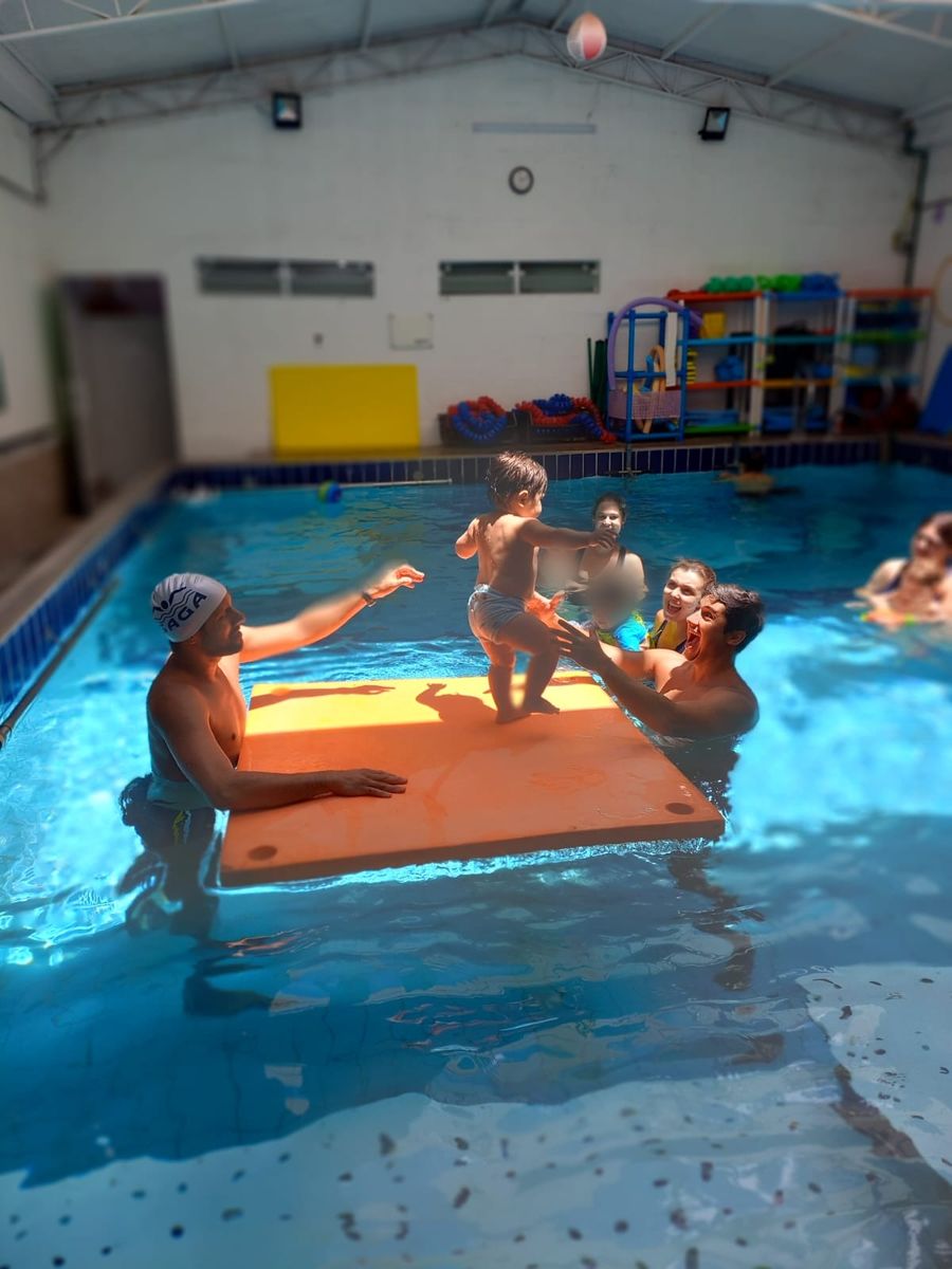 Aula de natação infantil na Saga